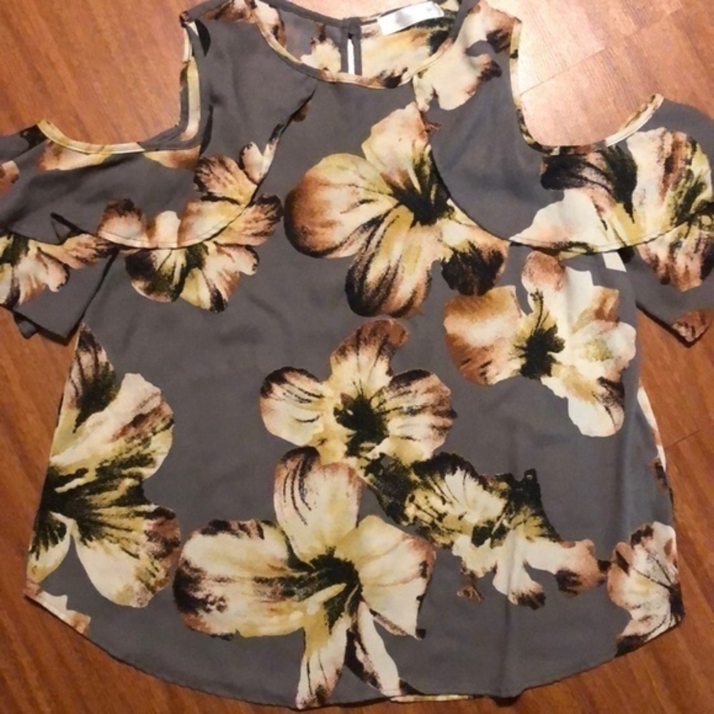 Kiki Larue floral top‎ R25